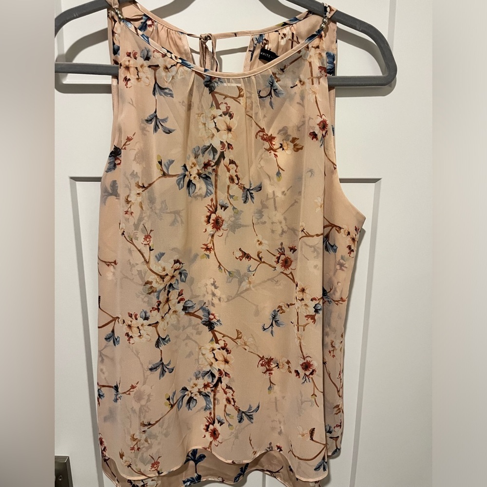 White House Black Market floral blouse. Size M.